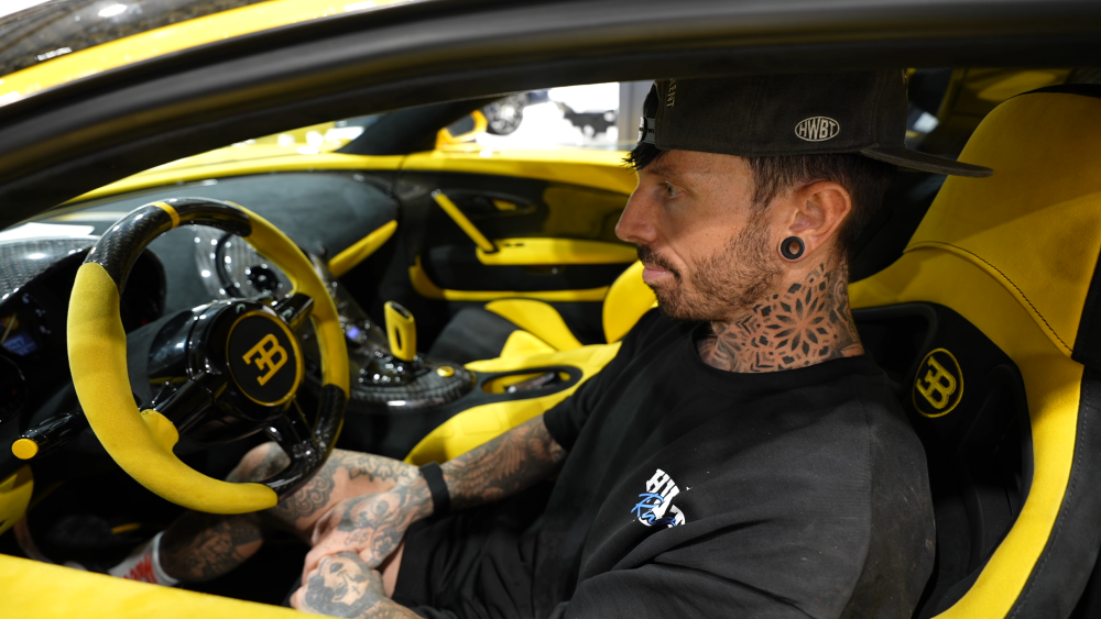 The rare Veyron features yellow and black styling. (Picture: YouTube/Mat Armstrong)